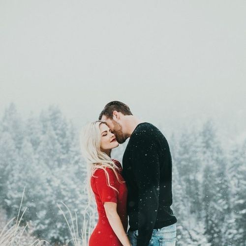 красивая влюбленная пара обнимается зимой
