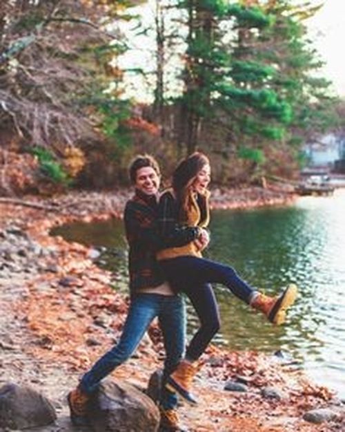 счастливая пара на озере
