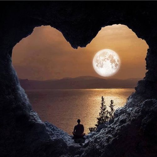 пещера в форме сердца с видом на луну