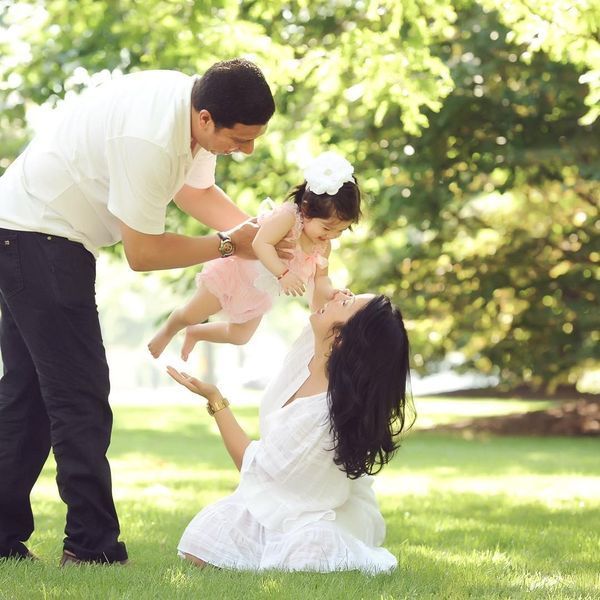 счастливая семья поздравляет ребенка с первым днем ​​рождения