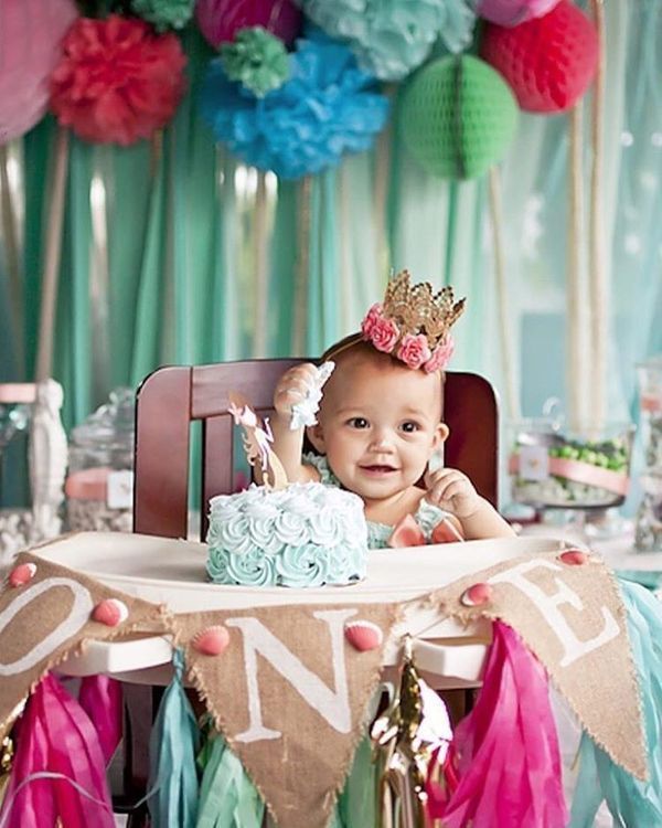 счастливый ребенок в свой первый день рождения